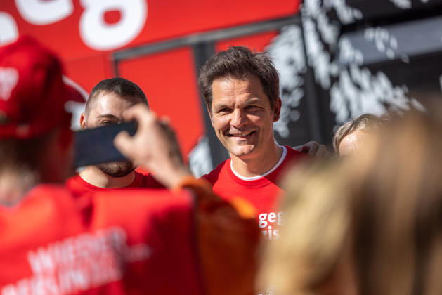 Wahlkampagne Steffen Krach. Deutschland, Berlin am 29. August 2026: SPD-Spitzenkandidat Steffen Krach in der Fußgängerzone der Wilmersdorfer Straße in Berlin-Charlottenburg mit dem Slogan Krach gegen Nazis. Steffen Krach ist Spitzenkandidat für die Abgeordnetenhauswahl 2026 und für das Amt des Regierenden Bürgermeisters Berlins.