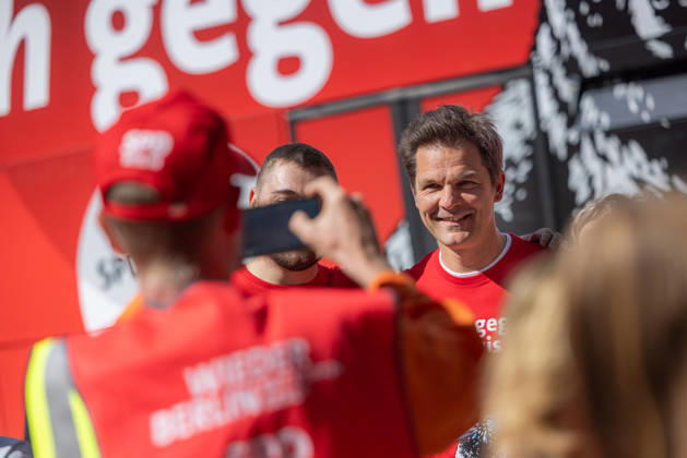 Wahlkampagne Steffen Krach. Deutschland, Berlin am 29. August 2026: SPD-Spitzenkandidat Steffen Krach in der Fußgängerzone der Wilmersdorfer Straße in Berlin-Charlottenburg mit dem Slogan Krach gegen Nazis. Steffen Krach ist Spitzenkandidat für die Abgeordnetenhauswahl 2026 und für das Amt des Regierenden Bürgermeisters Berlins.