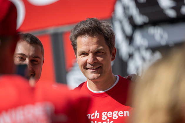 Wahlkampagne Steffen Krach. Deutschland, Berlin am 29. August 2026: SPD-Spitzenkandidat Steffen Krach in der Fußgängerzone der Wilmersdorfer Straße in Berlin-Charlottenburg mit dem Slogan Krach gegen Nazis. Steffen Krach ist Spitzenkandidat für die Abgeordnetenhauswahl 2026 und für das Amt des Regierenden Bürgermeisters Berlins.