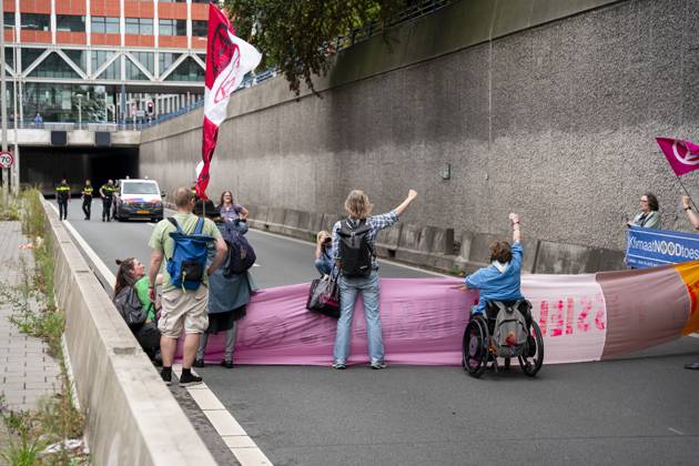 THE HAGUE - Climate protesters from Extinction Rebellion during a blockade of the A12 motorway, in response to the climate disasters of the past summer months. They also demand that political responsibility be taken for the consequences of the extreme weather. LINA SELG ANP netherlands out - belgium out  Copyright: xx x566505403x originalFilename: 566505403.jpg