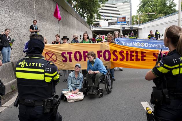 THE HAGUE - The police cleared Extinction Rebellion climate protesters during a blockade of the A12 motorway, in response to the climate disasters of the past summer months. They also demand that political responsibility be taken for the consequences of the extreme weather. LINA SELG ANP netherlands out - belgium out  Copyright: xx x566505436x originalFilename: 566505436.jpg