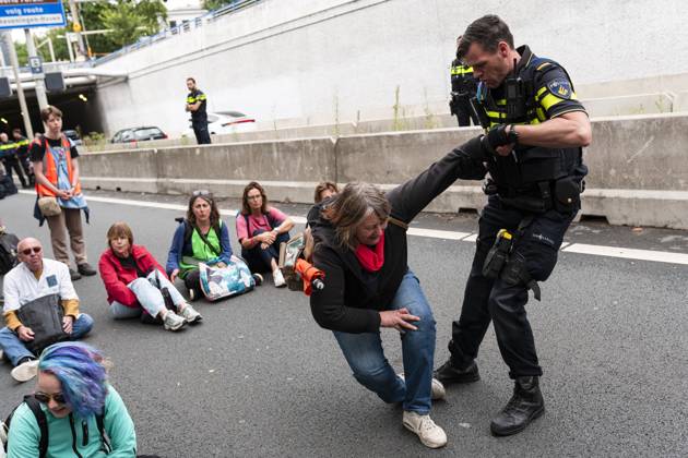 THE HAGUE - The police cleared Extinction Rebellion climate protesters during a blockade of the A12 motorway, in response to the climate disasters of the past summer months. They also demand that political responsibility be taken for the consequences of the extreme weather. LINA SELG ANP netherlands out - belgium out  Copyright: xx x566505472x originalFilename: 566505472.jpg