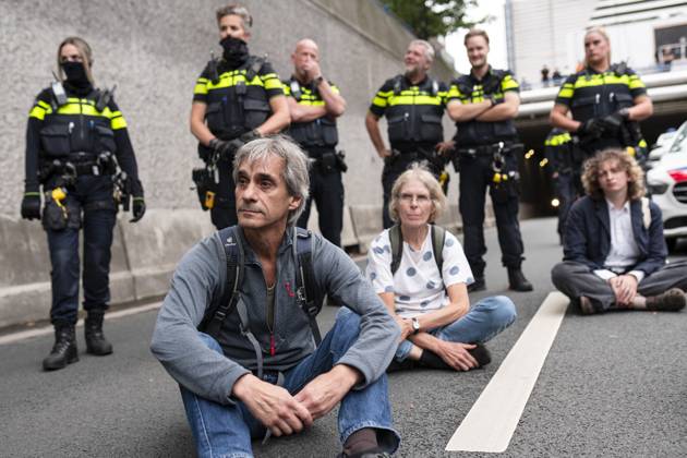 THE HAGUE - The police cleared Extinction Rebellion climate protesters during a blockade of the A12 motorway, in response to the climate disasters of the past summer months. They also demand that political responsibility be taken for the consequences of the extreme weather. LINA SELG ANP netherlands out - belgium out  Copyright: xx x566505519x originalFilename: 566505519.jpg