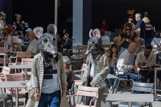 Kostümparade derr Deutschen Opar Berlin. Deutschland, Berlin am 29. August 2026: Mit dem Slogan Unless the People Live Here eröffnete die Deutsche Oper Berlin die neue Spielzeit bzw Saison. Zahlreiche Besucherinnen und Besucher verkleideten sich mit Kostümen aus dem Fundus der Oper und zogen gemeinsam mit einem Chor in einer Kostümparade durch Berlin-Charlottenburg.