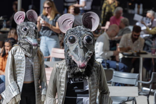 Kostümparade derr Deutschen Opar Berlin. Deutschland, Berlin am 29. August 2026: Mit dem Slogan Unless the People Live Here eröffnete die Deutsche Oper Berlin die neue Spielzeit bzw Saison. Zahlreiche Besucherinnen und Besucher verkleideten sich mit Kostümen aus dem Fundus der Oper und zogen gemeinsam mit einem Chor in einer Kostümparade durch Berlin-Charlottenburg.