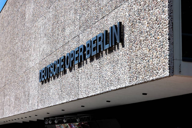Kostümparade derr Deutschen Opar Berlin. Deutschland, Berlin am 29. August 2026: Die Fassade der Deutsche Oper Berlin an der Bismarkstrasse in Berlin Charlottenburg.