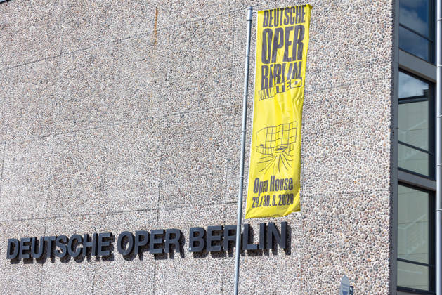 Kostümparade derr Deutschen Opar Berlin. Deutschland, Berlin am 29. August 2026: Die Fassade der Deutsche Oper Berlin an der Bismarkstrasse in Berlin Charlottenburg.
