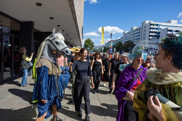 Kostümparade derr Deutschen Opar Berlin. Deutschland, Berlin am 29. August 2026: Mit dem Slogan Unless the People Live Here eröffnete die Deutsche Oper Berlin die neue Spielzeit bzw Saison. Zahlreiche Besucherinnen und Besucher verkleideten sich mit Kostümen aus dem Fundus der Oper und zogen gemeinsam mit einem Chor in einer Kostümparade durch Berlin-Charlottenburg.