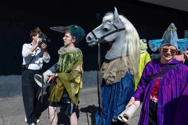 Kostümparade derr Deutschen Opar Berlin. Deutschland, Berlin am 29. August 2026: Mit dem Slogan Unless the People Live Here eröffnete die Deutsche Oper Berlin die neue Spielzeit bzw Saison. Zahlreiche Besucherinnen und Besucher verkleideten sich mit Kostümen aus dem Fundus der Oper und zogen gemeinsam mit einem Chor in einer Kostümparade durch Berlin-Charlottenburg.
