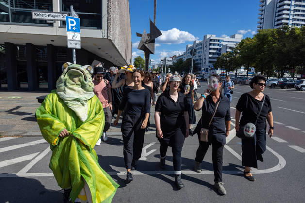 Kostümparade derr Deutschen Opar Berlin. Deutschland, Berlin am 29. August 2026: Mit dem Slogan Unless the People Live Here eröffnete die Deutsche Oper Berlin die neue Spielzeit bzw Saison. Zahlreiche Besucherinnen und Besucher verkleideten sich mit Kostümen aus dem Fundus der Oper und zogen gemeinsam mit einem Chor in einer Kostümparade durch Berlin-Charlottenburg.