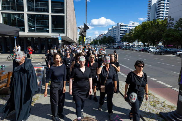 Kostümparade derr Deutschen Opar Berlin. Deutschland, Berlin am 29. August 2026: Mit dem Slogan Unless the People Live Here eröffnete die Deutsche Oper Berlin die neue Spielzeit bzw Saison. Zahlreiche Besucherinnen und Besucher verkleideten sich mit Kostümen aus dem Fundus der Oper und zogen gemeinsam mit einem Chor in einer Kostümparade durch Berlin-Charlottenburg.