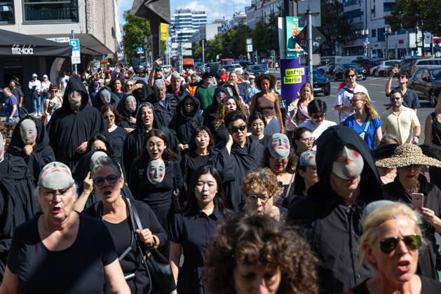 Kostümparade derr Deutschen Opar Berlin. Deutschland, Berlin am 29. August 2026: Mit dem Slogan Unless the People Live Here eröffnete die Deutsche Oper Berlin die neue Spielzeit bzw Saison. Zahlreiche Besucherinnen und Besucher verkleideten sich mit Kostümen aus dem Fundus der Oper und zogen gemeinsam mit einem Chor in einer Kostümparade durch Berlin-Charlottenburg.