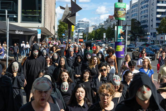 Kostümparade derr Deutschen Opar Berlin. Deutschland, Berlin am 29. August 2026: Mit dem Slogan Unless the People Live Here eröffnete die Deutsche Oper Berlin die neue Spielzeit bzw Saison. Zahlreiche Besucherinnen und Besucher verkleideten sich mit Kostümen aus dem Fundus der Oper und zogen gemeinsam mit einem Chor in einer Kostümparade durch Berlin-Charlottenburg.
