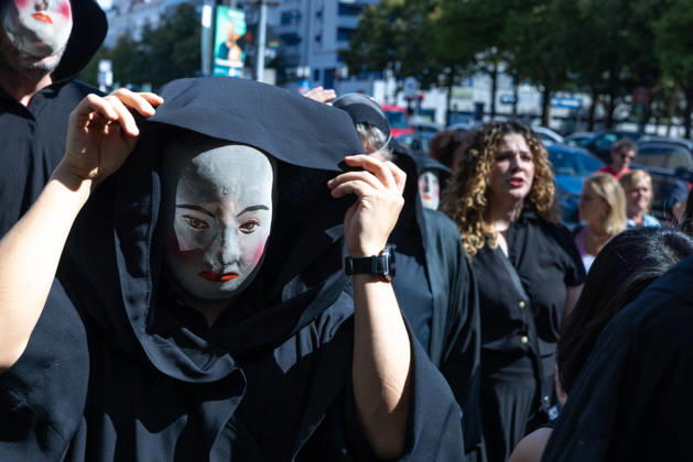 Kostümparade derr Deutschen Opar Berlin. Deutschland, Berlin am 29. August 2026: Mit dem Slogan Unless the People Live Here eröffnete die Deutsche Oper Berlin die neue Spielzeit bzw Saison. Zahlreiche Besucherinnen und Besucher verkleideten sich mit Kostümen aus dem Fundus der Oper und zogen gemeinsam mit einem Chor in einer Kostümparade durch Berlin-Charlottenburg.