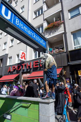 Kostümparade derr Deutschen Opar Berlin. Deutschland, Berlin am 29. August 2026: Mit dem Slogan Unless the People Live Here eröffnete die Deutsche Oper Berlin die neue Spielzeit bzw Saison. Zahlreiche Besucherinnen und Besucher verkleideten sich mit Kostümen aus dem Fundus der Oper und zogen gemeinsam mit einem Chor in einer Kostümparade durch Berlin-Charlottenburg.