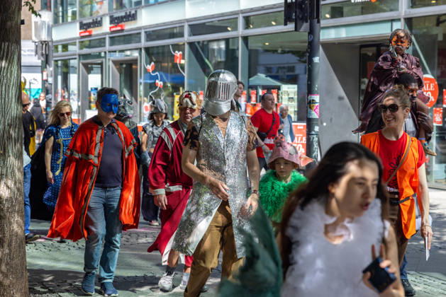 Kostümparade derr Deutschen Opar Berlin. Deutschland, Berlin am 29. August 2026: Mit dem Slogan Unless the People Live Here eröffnete die Deutsche Oper Berlin die neue Spielzeit bzw Saison. Zahlreiche Besucherinnen und Besucher verkleideten sich mit Kostümen aus dem Fundus der Oper und zogen gemeinsam mit einem Chor in einer Kostümparade durch Berlin-Charlottenburg.