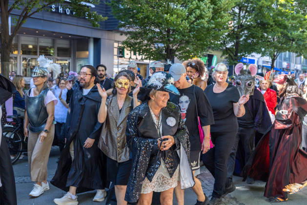Kostümparade derr Deutschen Opar Berlin. Deutschland, Berlin am 29. August 2026: Mit dem Slogan Unless the People Live Here eröffnete die Deutsche Oper Berlin die neue Spielzeit bzw Saison. Zahlreiche Besucherinnen und Besucher verkleideten sich mit Kostümen aus dem Fundus der Oper und zogen gemeinsam mit einem Chor in einer Kostümparade durch Berlin-Charlottenburg.