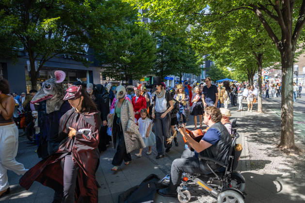 Kostümparade derr Deutschen Opar Berlin. Deutschland, Berlin am 29. August 2026: Mit dem Slogan Unless the People Live Here eröffnete die Deutsche Oper Berlin die neue Spielzeit bzw Saison. Zahlreiche Besucherinnen und Besucher verkleideten sich mit Kostümen aus dem Fundus der Oper und zogen gemeinsam mit einem Chor in einer Kostümparade durch Berlin-Charlottenburg.