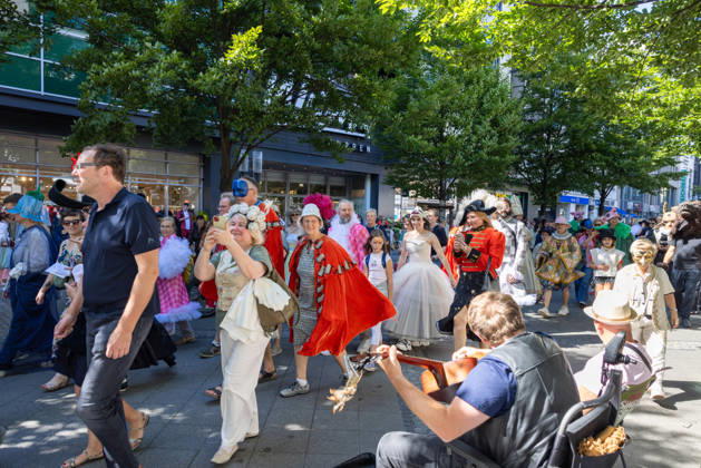 Kostümparade derr Deutschen Opar Berlin. Deutschland, Berlin am 29. August 2026: Mit dem Slogan Unless the People Live Here eröffnete die Deutsche Oper Berlin die neue Spielzeit bzw Saison. Zahlreiche Besucherinnen und Besucher verkleideten sich mit Kostümen aus dem Fundus der Oper und zogen gemeinsam mit einem Chor in einer Kostümparade durch Berlin-Charlottenburg.