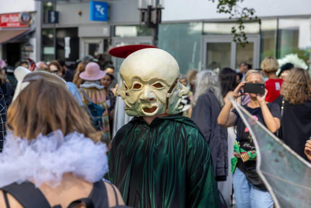 Kostümparade derr Deutschen Opar Berlin. Deutschland, Berlin am 29. August 2026: Mit dem Slogan Unless the People Live Here eröffnete die Deutsche Oper Berlin die neue Spielzeit bzw Saison. Zahlreiche Besucherinnen und Besucher verkleideten sich mit Kostümen aus dem Fundus der Oper und zogen gemeinsam mit einem Chor in einer Kostümparade durch Berlin-Charlottenburg.