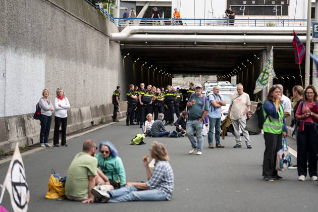 THE HAGUE - Police during a blockade of the A12 motorway, in response to the climate disasters of the past summer months. They also demand that political responsibility be taken for the consequences of the extreme weather. LINA SELG ANP netherlands out - belgium out  Copyright: xx x566507933x originalFilename: 566507933.jpg