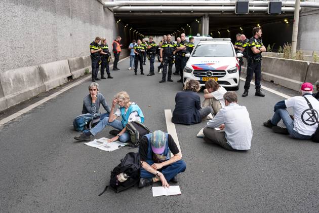 THE HAGUE - Climate protesters from Extinction Rebellion during a blockade of the A12 motorway, in response to the climate disasters of the past summer months. They also demand that political responsibility be taken for the consequences of the extreme weather. LINA SELG ANP netherlands out - belgium out  Copyright: xx x566507960x originalFilename: 566507960.jpg