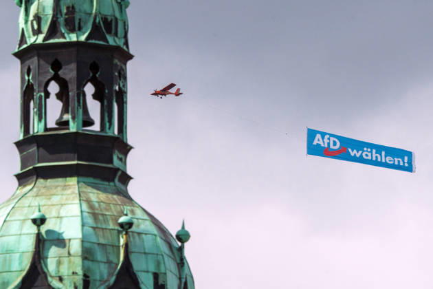 AfD-Banner über dem Marktplatz, ein Flugzeug mit AfD Wahlwerbung kreist am Samstagmittag über der Altstadt, hier über der Marktkirche, Halle (Saale), 29. August 2026 Deutschland, Halle (Saale), 29. August 2026, AfD-Banner über dem Marktplatz, ein Flugzeug mit AfD Wahlwerbung kreist am Samstagmittag über der Altstadt, hier über der Marktkirche, im Bild ist die Spitze einer der beiden Hausmannstürme zu sehen, Landtagswahlen in Sachsen-Anhalt am 6. September, Wahlkampf, Politik,