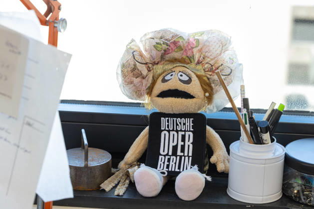 Kostümabteilung der Deutschen Opar Berlin. Deutschland, Berlin am 29. August 2026: Bilder aus den Präsenzwerkstatt der Kostümabteilung der Deutesche Oper Berlin. Eine Puppe mit einem Badge Deutsche Oper Berlin .