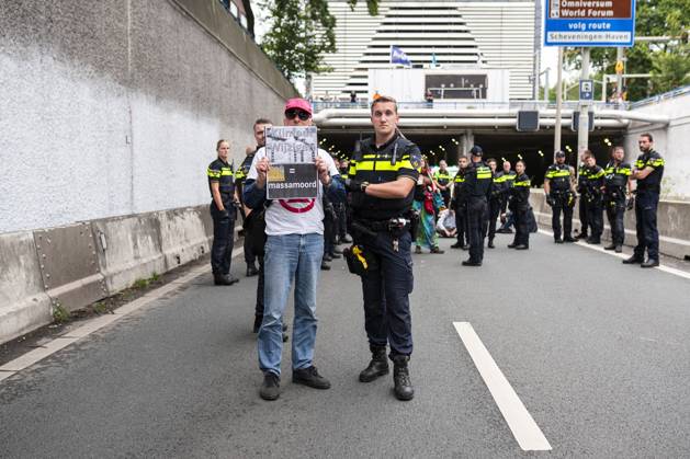 THE HAGUE - The police cleared Extinction Rebellion climate protesters during a blockade of the A12 motorway, in response to the climate disasters of the past summer months. They also demand that political responsibility be taken for the consequences of the extreme weather. LINA SELG ANP netherlands out - belgium out  Copyright: xx x566507976x originalFilename: 566507976.jpg