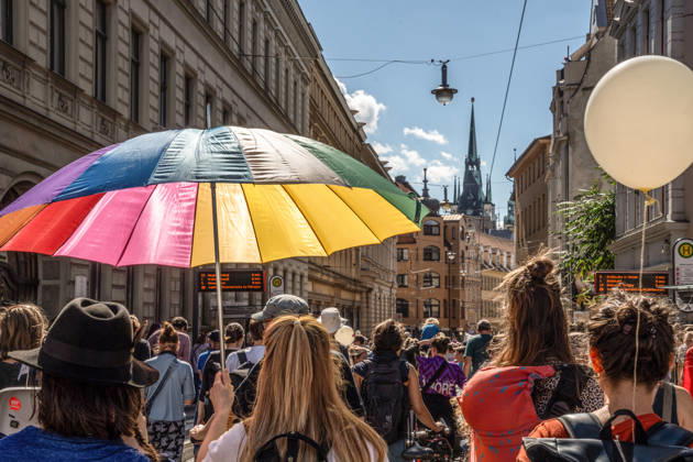 Anti-AfD-Demonstration unter dem Motto: Demokratie verteidigen, Initiatorin Bündnis: AfD-Verbot jetzt! Sachsen Anhalt, Halle gegen Rechts, Halle (Saale), 29. August 2026 Deutschland, Halle (Saale), 29. August 2026, Anti-AfD-Demonstration unter dem Motto: Demokratie verteidigen, Initiatorin Bündnis: AfD-Verbot jetzt! Sachsen Anhalt, Halle gegen Rechts, Regenbogenschirm und Luftballon, im Hintergrund der Rote Turm, ca. 1.500 Menschen demonstrieren für ein AfD-Verbotsverfahren, demo ab 14 Uhr Am Steintor und Demozug durch die Innenstadt, Landtagswahlen in Sachsen-Anhalt am 6. September, Politik,