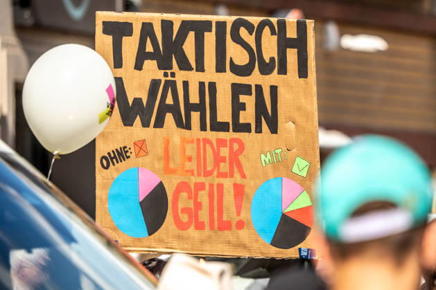 Taktisch wählen! Plakat bei Anti-AfD-Demonstration unter dem Motto: Demokratie verteidigen, Initiatorin Bündnis: AfD-Verbot jetzt! Sachsen Anhalt, Halle gegen Rechts, Halle (Saale), 29. August 2026 Deutschland, Halle (Saale), 29. August 2026, Taktisch wählen! Plakat bei Anti-AfD-Demonstration unter dem Motto: Demokratie verteidigen, Initiatorin Bündnis: AfD-Verbot jetzt! Sachsen Anhalt, Halle gegen Rechts, Regenbogenschirm und Luftballon, im Hintergrund der Rote Turm, ca. 1.500 Menschen demonstrieren für ein AfD-Verbotsverfahren, demo ab 14 Uhr Am Steintor und Demozug durch die Innenstadt, Landtagswahlen in Sachsen-Anhalt am 6. September, Politik,