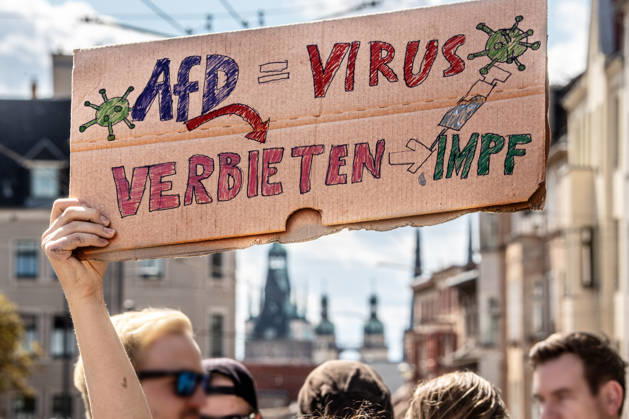 AfD = Virus AfD verbieten, Plakat bei Anti-AfD-Demonstration unter dem Motto: Demokratie verteidigen, Initiatorin Bündnis: AfD-Verbot jetzt! Sachsen Anhalt, Halle gegen Rechts, Halle (Saale), 29. August 2026 Deutschland, Halle (Saale), 29. August 2026, AfD = Virus AfD verbieten, Plakat bei Anti-AfD-Demonstration unter dem Motto: Demokratie verteidigen, Initiatorin Bündnis: AfD-Verbot jetzt! Sachsen Anhalt, Halle gegen Rechts, Regenbogenschirm und Luftballon, im Hintergrund der Rote Turm, ca. 1.500 Menschen demonstrieren für ein AfD-Verbotsverfahren, demo ab 14 Uhr Am Steintor und Demozug durch die Innenstadt, Landtagswahlen in Sachsen-Anhalt am 6. September, Politik,