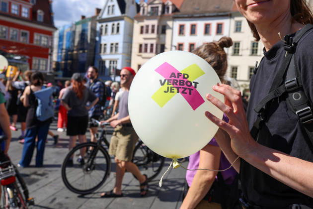 August 29, 2026, Halle, Saxony-Anhalt, Germany: Around 1,500 people attend a demonstration against the far-right Alternative for Germany (AfD) party in Halle, Saxony-Anhalt, Germany, amid the state election campaign. demonstrator carries a balloon calling for the prohibition of the Alternative for Germany (AfD) party Halle Germany  - ZUMAc291 20260829_zip_c291_011 Copyright: xMariaxCastrox