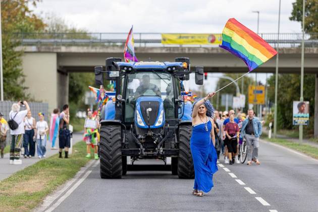 Neukirchen-Vluyn: 5. CSD Neuqueerchen-Vluyn ** NUR FÜR REDAKTIONELLE ZWECKE ** EDITORIAL USE ONLY **<p>Demoteilnehmer am Samstag, 29. August 2026 beim 5. CSD unter dem Motto Neuqueerchen-Vluyn in Neukirchen-Vluyn. Neukirchen-Vluyn Copyright: KarlxBanski