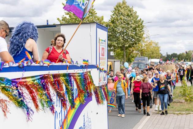 Neukirchen-Vluyn: 5. CSD Neuqueerchen-Vluyn ** NUR FÜR REDAKTIONELLE ZWECKE ** EDITORIAL USE ONLY **<p>Demoteilnehmer am Samstag, 29. August 2026 beim 5. CSD unter dem Motto Neuqueerchen-Vluyn in Neukirchen-Vluyn. Neukirchen-Vluyn Copyright: KarlxBanski