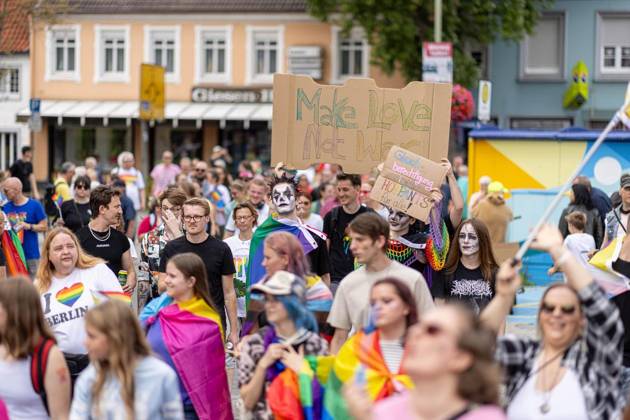 Neukirchen-Vluyn: 5. CSD Neuqueerchen-Vluyn ** NUR FÜR REDAKTIONELLE ZWECKE ** EDITORIAL USE ONLY **<p>Demoteilnehmer am Samstag, 29. August 2026 beim 5. CSD unter dem Motto Neuqueerchen-Vluyn in Neukirchen-Vluyn. Neukirchen-Vluyn Copyright: KarlxBanski