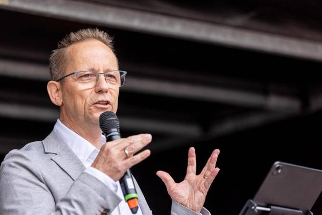 Neukirchen-Vluyn: 5. CSD Neuqueerchen-Vluyn ** NUR FÜR REDAKTIONELLE ZWECKE ** EDITORIAL USE ONLY **<p>Bürgermeister Dirk Schauenberg bei der Kundgebung am Samstag, 29. August 2026 beim 5. CSD unter dem Motto Neuqueerchen-Vluyn in Neukirchen-Vluyn. Neukirchen-Vluyn Copyright: KarlxBanski