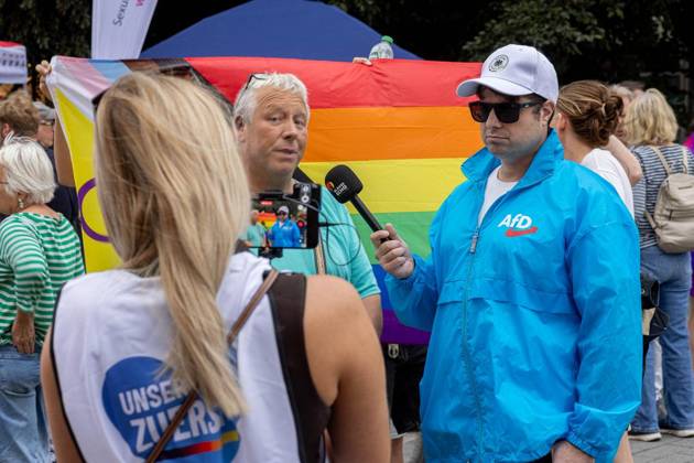 Neukirchen-Vluyn: 5. CSD Neuqueerchen-Vluyn ** NUR FÜR REDAKTIONELLE ZWECKE ** EDITORIAL USE ONLY **<p>Ein Social-Media-Team der Alternative für Deutschland (AfD) am Samstag, 29. August 2026 beim 5. CSD unter dem Motto Neuqueerchen-Vluyn in Neukirchen-Vluyn. Deutschland Neukirchen-Vluyn Copyright: KarlxBanski