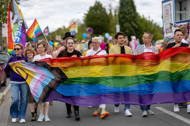 Neukirchen-Vluyn: 5. CSD Neuqueerchen-Vluyn ** NUR FÜR REDAKTIONELLE ZWECKE ** EDITORIAL USE ONLY **<p>Diane Vormann (Linke), Ulle Schauws, MdB (Grüne), Jan Dieren, MdB (SPD) und Bürgermeister Dirk Schauenberg (3. - 6. v.l.) am Samstag, 29. August 2026 beim 5. CSD unter dem Motto Neuqueerchen-Vluyn in Neukirchen-Vluyn. Neukirchen-Vluyn Copyright: KarlxBanski