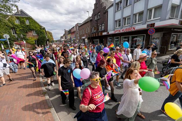 Neukirchen-Vluyn: 5. CSD Neuqueerchen-Vluyn ** NUR FÜR REDAKTIONELLE ZWECKE ** EDITORIAL USE ONLY **<p>Demoteilnehmer am Samstag, 29. August 2026 beim 5. CSD unter dem Motto Neuqueerchen-Vluyn in Neukirchen-Vluyn. Neukirchen-Vluyn Copyright: KarlxBanski