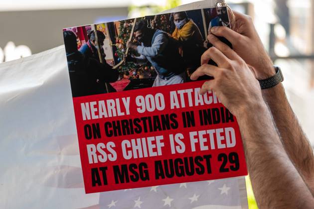 New York, NY- August 29: People Protest Against the RSS Chief Mohan Bhagwat, Hindu Nationalism,, and Hindutva in Front of Madison Square Garden on August 29, 2026. This protest is due to RSS Chief Mohan Bhagwat speaking at Madison Square Garden as attendees begin to show up and clashes arise. Credit: AdMedia USA  - ZUMAa123 20050930_zaa_a123_067 Copyright: xCamaraxPorterx