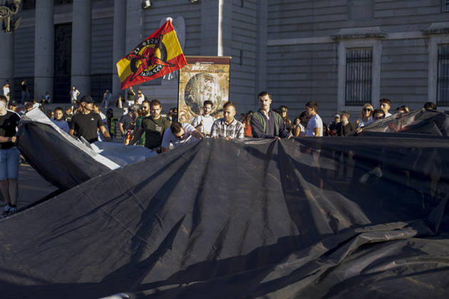 August 29, 2026, Madrid, Madrid, Spain: Several members of the far-right groups Europe Save Act, Revuelta, and Reconquista, carrying Spanish flags, held a rally in Madrid s Plaza de la ArmeroÂ­a to unfurl a giant banner in support of remigration. Madrid Spain  - ZUMAs296 20260829_znp_s296_001 Copyright: xLuisxSotox