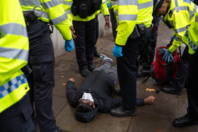 August 29, 2026, London, United Kingdom: A counter protester is being arrested by the police for not removing a face mask during the counter protest outside Downing Street opposing the No Sharia Low march. Supporters of the UK Independence Party (UKIP), led by party leader Nick Tenconi, took part in the No Sharia Law march from Hyde Park Corner to Downing Street in London. Demonstrators marched through the capital opposing the application of Sharia law in the United Kingdom, carrying banners expressing opposition to Islamic immigration to the UK. London United Kingdom - ZUMAs197 20260829_aaa_s197_128 Copyright: xAndreaxDomeniconix