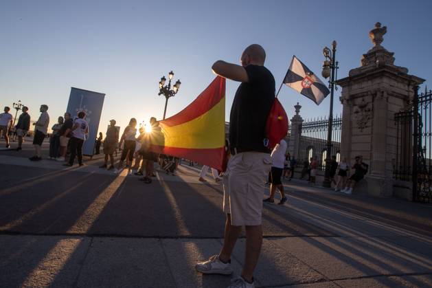 August 29, 2026, Madrid, Spain: A man carries a Spanish flag.Rally organized by far-right groups such as Europe Save Act, Revuelta, and Reconquista in support of remigration, under the slogan Save Spain, save Europe! Madrid Spain  - ZUMAs197 20260829_aaa_s197_148 Copyright: xDavidxCanalesx