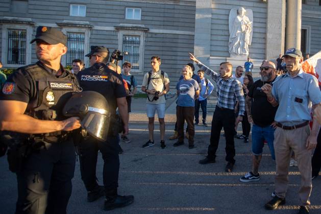 August 29, 2026, Madrid, Spain: A man gives a fascist salute in front of a group of National Police officers during a far-right rally in Madrid.Rally organized by far-right groups such as Europe Save Act, Revuelta, and Reconquista in support of remigration, under the slogan Save Spain, save Europe! Madrid Spain - ZUMAs197 20260829_aaa_s197_152 Copyright: xDavidxCanalesx