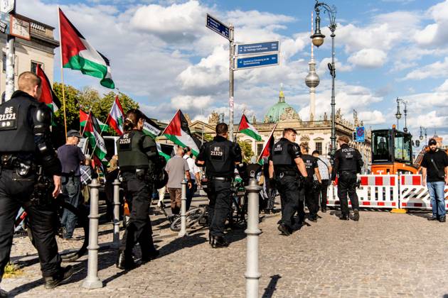 August 29, 2026, Berlin, Germany: BERLIN, GERMANY, AUGUST 29, 2026: Hundreds of people take part in a pro-Palestinian demonstration in central Berlin, criticizing the German government s policy toward Israel and its position on the war in Gaza. Police in riot gear accompany the march, which is led by members of the Palestinian diaspora. The demonstration concludes near Berlin City Hall, where participants display an installation commemorating children killed in Gaza, including a vehicle presented in reference to Hind Rajab, a Palestinian girl killed in Gaza in 2024. Berlin Germany  - ZUMAq101 20260829_zna_q101_186 Copyright: xAndro SxTrujillox
