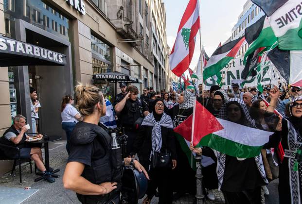 August 29, 2026, Berlin, Germany: BERLIN, GERMANY, AUGUST 29, 2026: Hundreds of people take part in a pro-Palestinian demonstration in central Berlin, criticizing the German government s policy toward Israel and its position on the war in Gaza. Police in riot gear accompany the march, which is led by members of the Palestinian diaspora. The demonstration concludes near Berlin City Hall, where participants display an installation commemorating children killed in Gaza, including a vehicle presented in reference to Hind Rajab, a Palestinian girl killed in Gaza in 2024. Berlin Germany  - ZUMAq101 20260829_zna_q101_189 Copyright: xAndro SxTrujillox