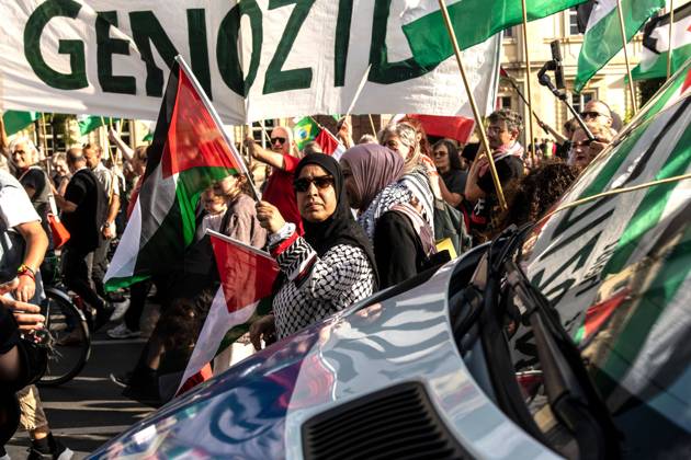 August 29, 2026, Berlin, Germany: BERLIN, GERMANY, AUGUST 29, 2026: Hundreds of people take part in a pro-Palestinian demonstration in central Berlin, criticizing the German government s policy toward Israel and its position on the war in Gaza. Police in riot gear accompany the march, which is led by members of the Palestinian diaspora. The demonstration concludes near Berlin City Hall, where participants display an installation commemorating children killed in Gaza, including a vehicle presented in reference to Hind Rajab, a Palestinian girl killed in Gaza in 2024. Berlin Germany  - ZUMAq101 20260829_zna_q101_191 Copyright: xAndro SxTrujillox