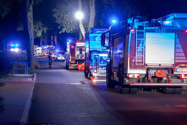 260830UnfallS268 News ID: EN 2026-08-30 Schwerer Verkehrsunfall im Erzgebirge: Seat kollidierte frontal mit Straßenbaum Zwei Verletzte Crottendorf. Auf der S268 zwischen Crottendorf und Neudorf hat sich in der Nacht zum Sonntag ein schwerer Verkehrsunfall ereignet. Der Fahrer eins Seat war gegen 1 Uhr auf der S268 in Fahrtrichtung Neudorf unterwegs. Unmittelbar nach dem Ortsausgang Crottendorf kam der Wagen aus noch ungeklärter Ursache nach rechts von der Fahrbahn ab und kollidierte frontal mit einem Straßenbaum. Durch die Kollision mit dem Baum wurde das Vorderrad der Beifahrerseite herausgerissen. Ersthelfer in einem nachfolgenden PKW leisteten umgehend Erste Hilfe und setzten den Notruf ab. Wie der Einsatzleiter der Feuerwehr Cro