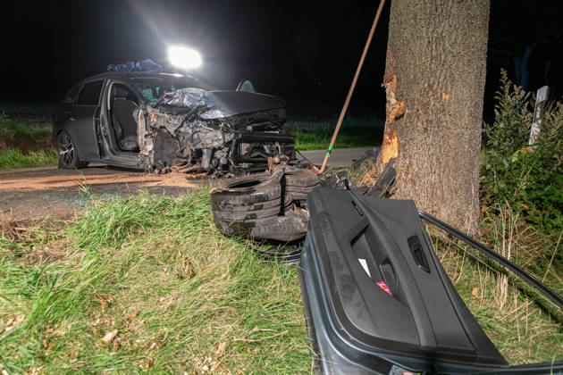 260830UnfallS268 News ID: EN 2026-08-30 Schwerer Verkehrsunfall im Erzgebirge: Seat kollidierte frontal mit Straßenbaum Zwei Verletzte Crottendorf. Auf der S268 zwischen Crottendorf und Neudorf hat sich in der Nacht zum Sonntag ein schwerer Verkehrsunfall ereignet. Der Fahrer eins Seat war gegen 1 Uhr auf der S268 in Fahrtrichtung Neudorf unterwegs. Unmittelbar nach dem Ortsausgang Crottendorf kam der Wagen aus noch ungeklärter Ursache nach rechts von der Fahrbahn ab und kollidierte frontal mit einem Straßenbaum. Durch die Kollision mit dem Baum wurde das Vorderrad der Beifahrerseite herausgerissen. Ersthelfer in einem nachfolgenden PKW leisteten umgehend Erste Hilfe und setzten den Notruf ab. Wie der Einsatzleiter der Feuerwehr Cro